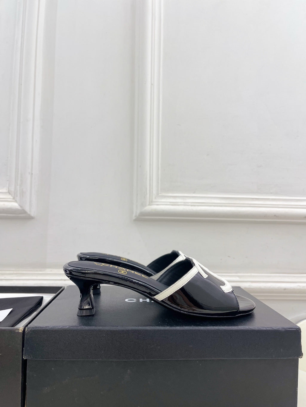 CC HEELS MULES