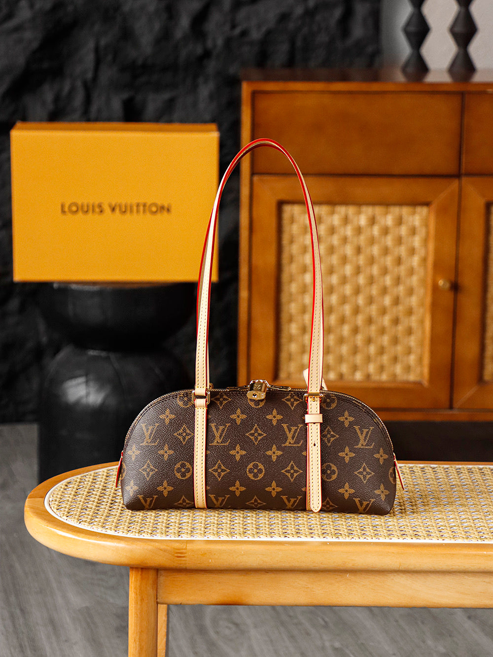 LV SQUIRE EAST WEST