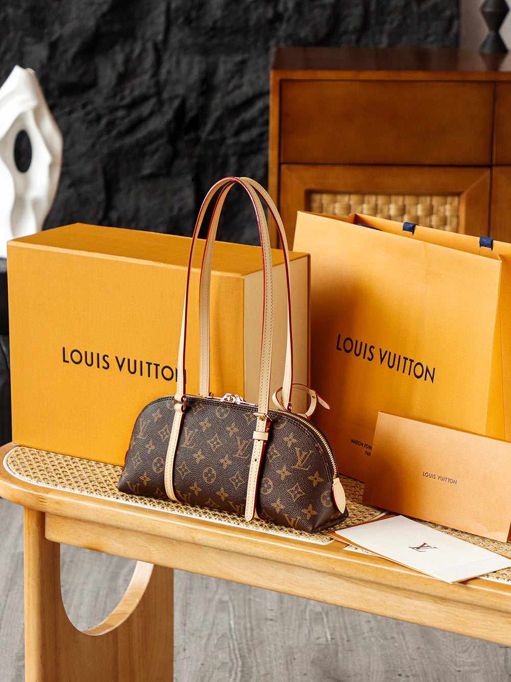 LV SQUIRE EAST WEST