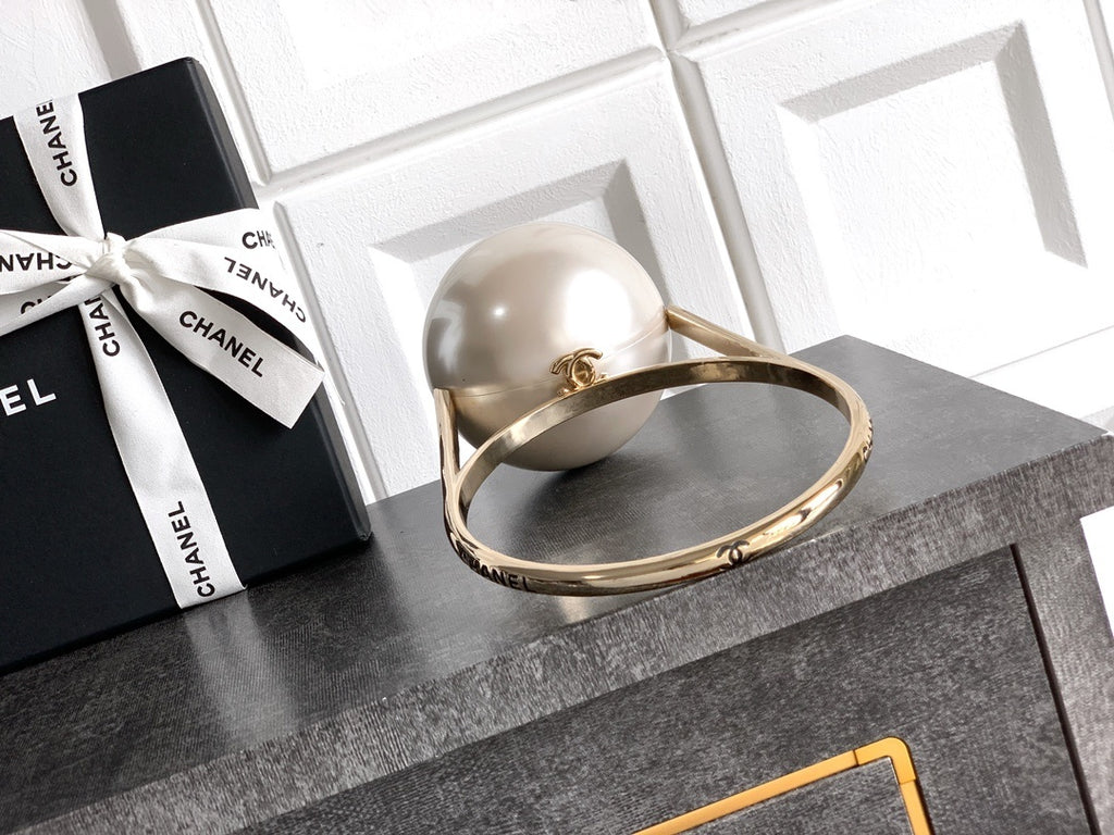 CC ACRYLIC CLUTCH