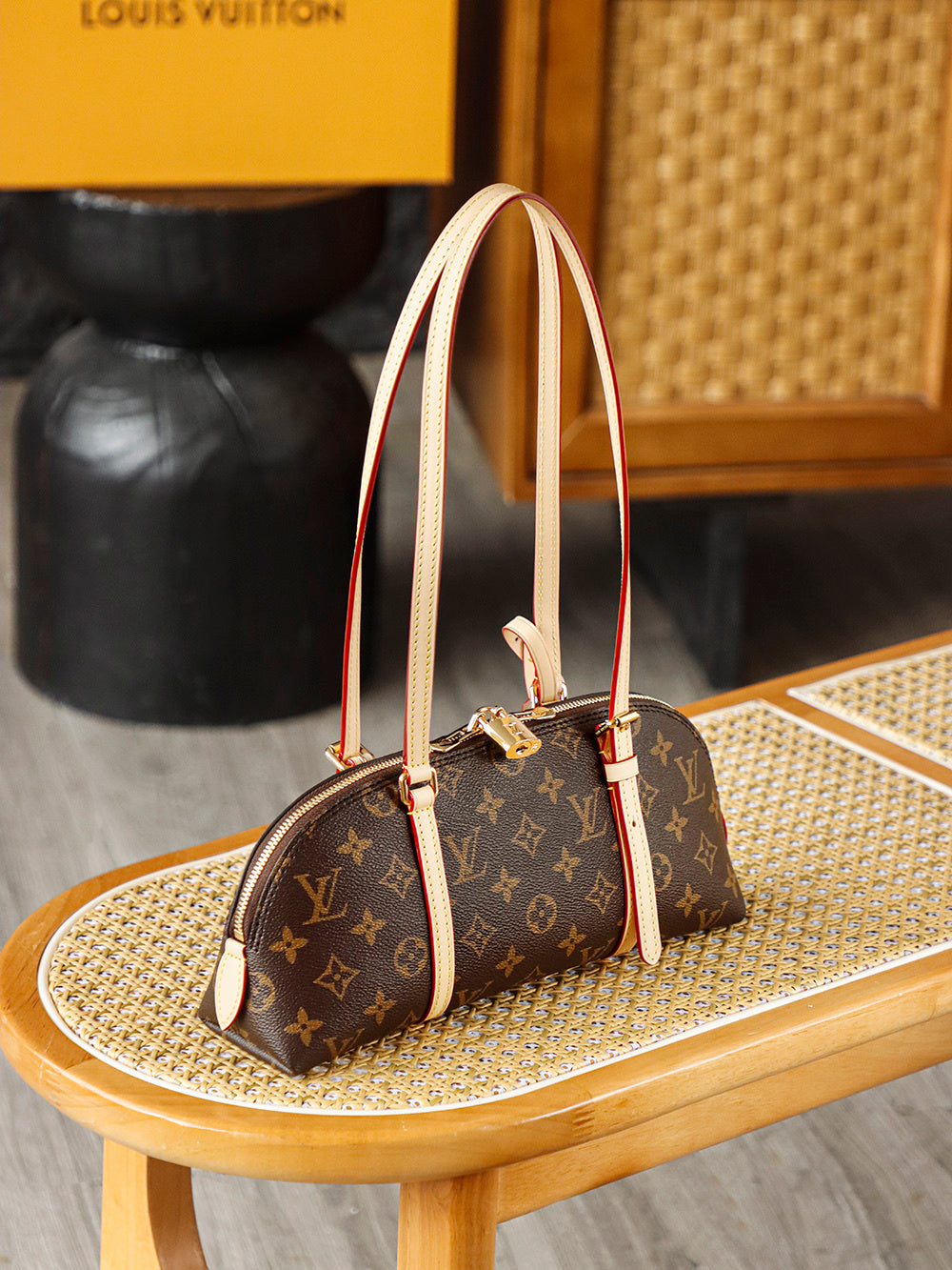 LV SQUIRE EAST WEST