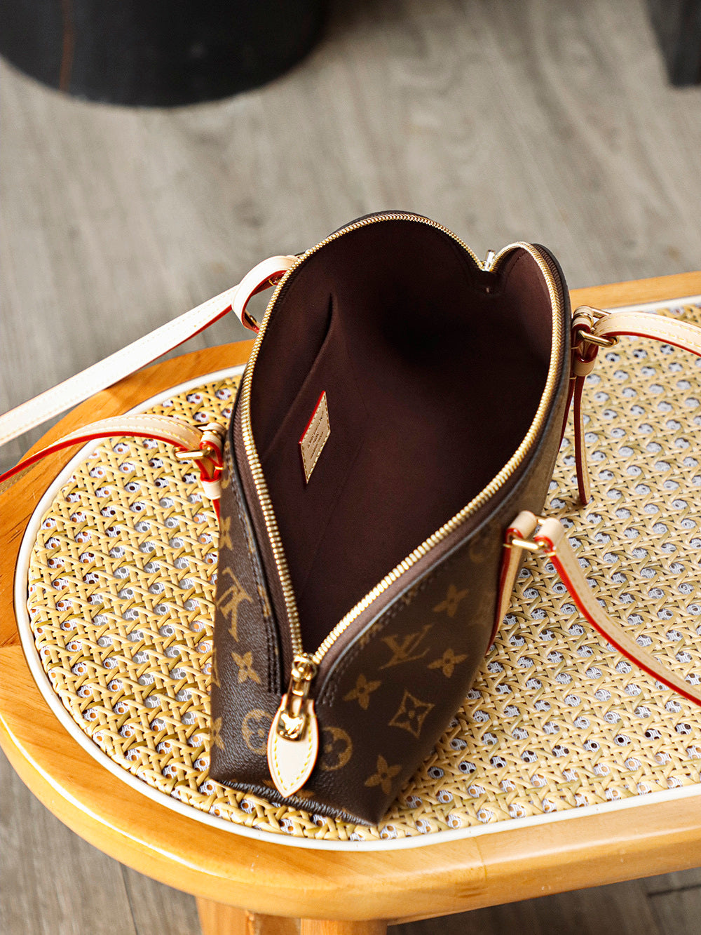 LV SQUIRE EAST WEST