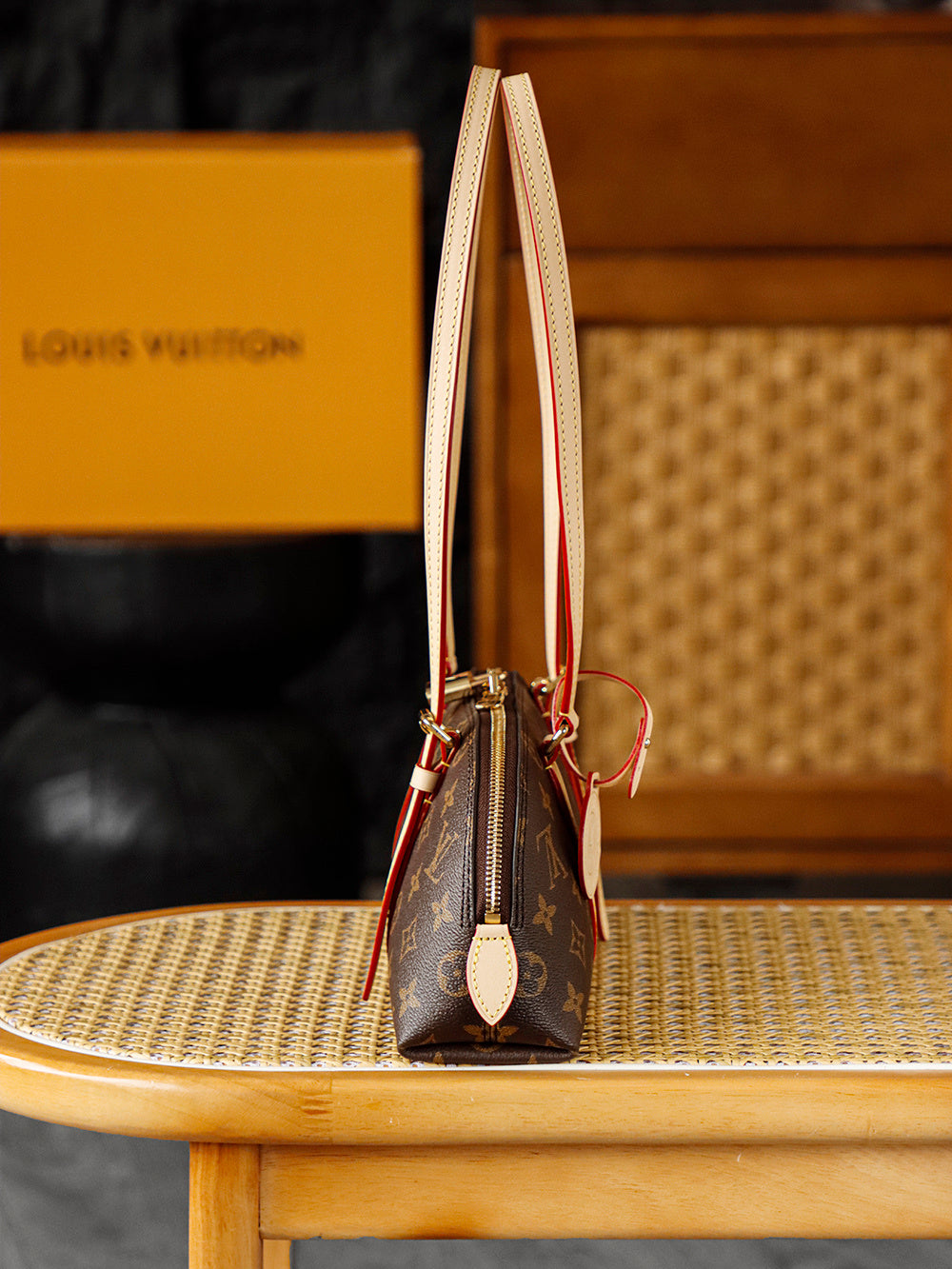LV SQUIRE EAST WEST