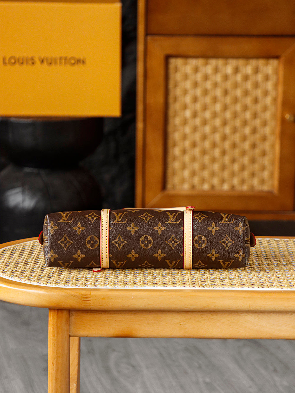 LV SQUIRE EAST WEST