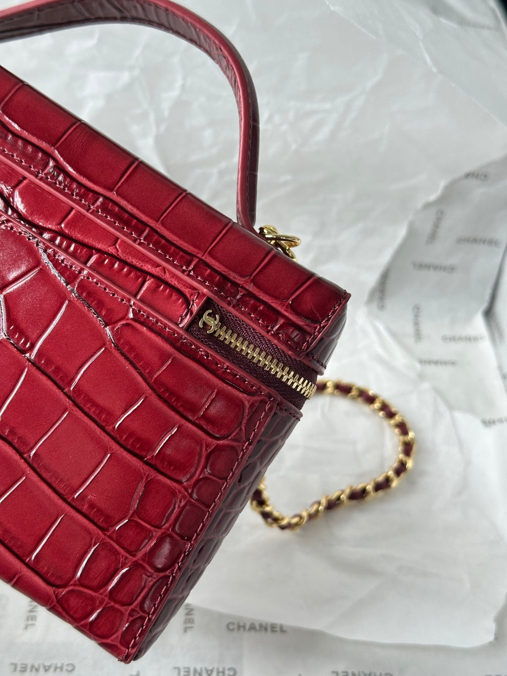 CC VANITY CHAIN EMBOSSED CROC