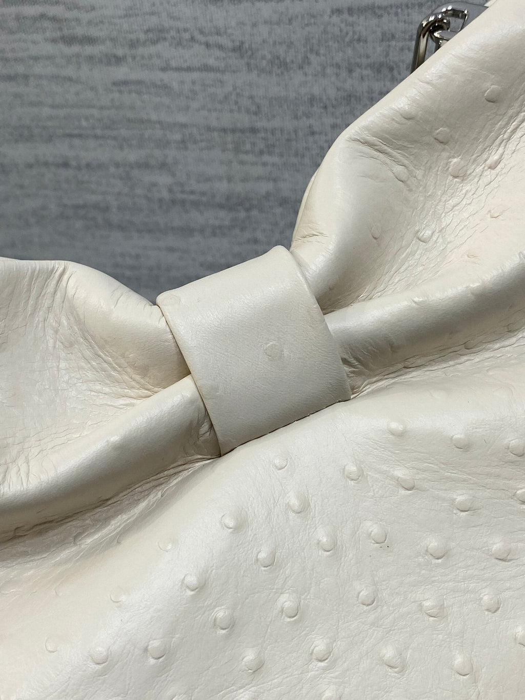 CD BOW OSTRICH MEDIUM
