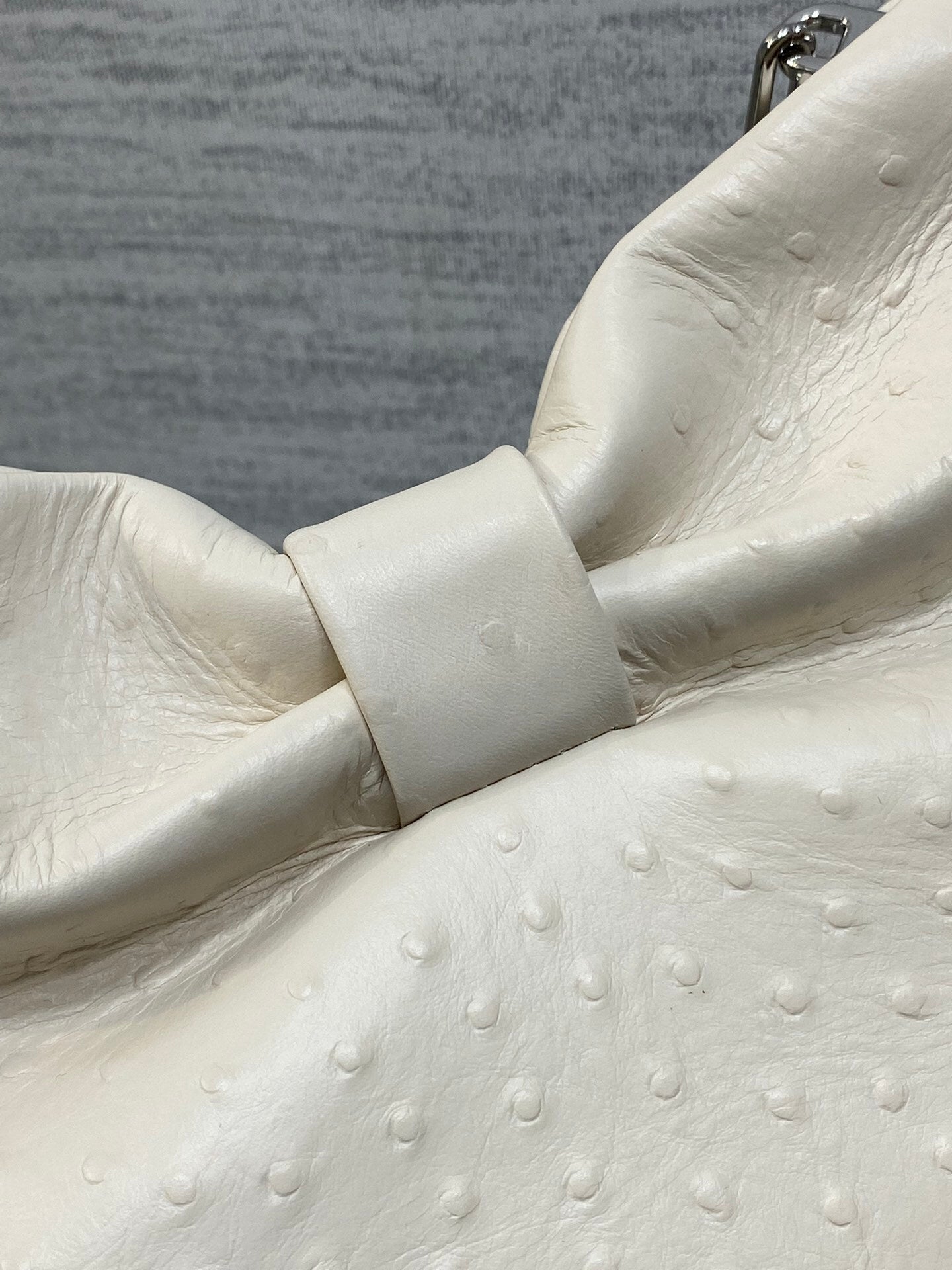 CD BOW OSTRICH MEDIUM
