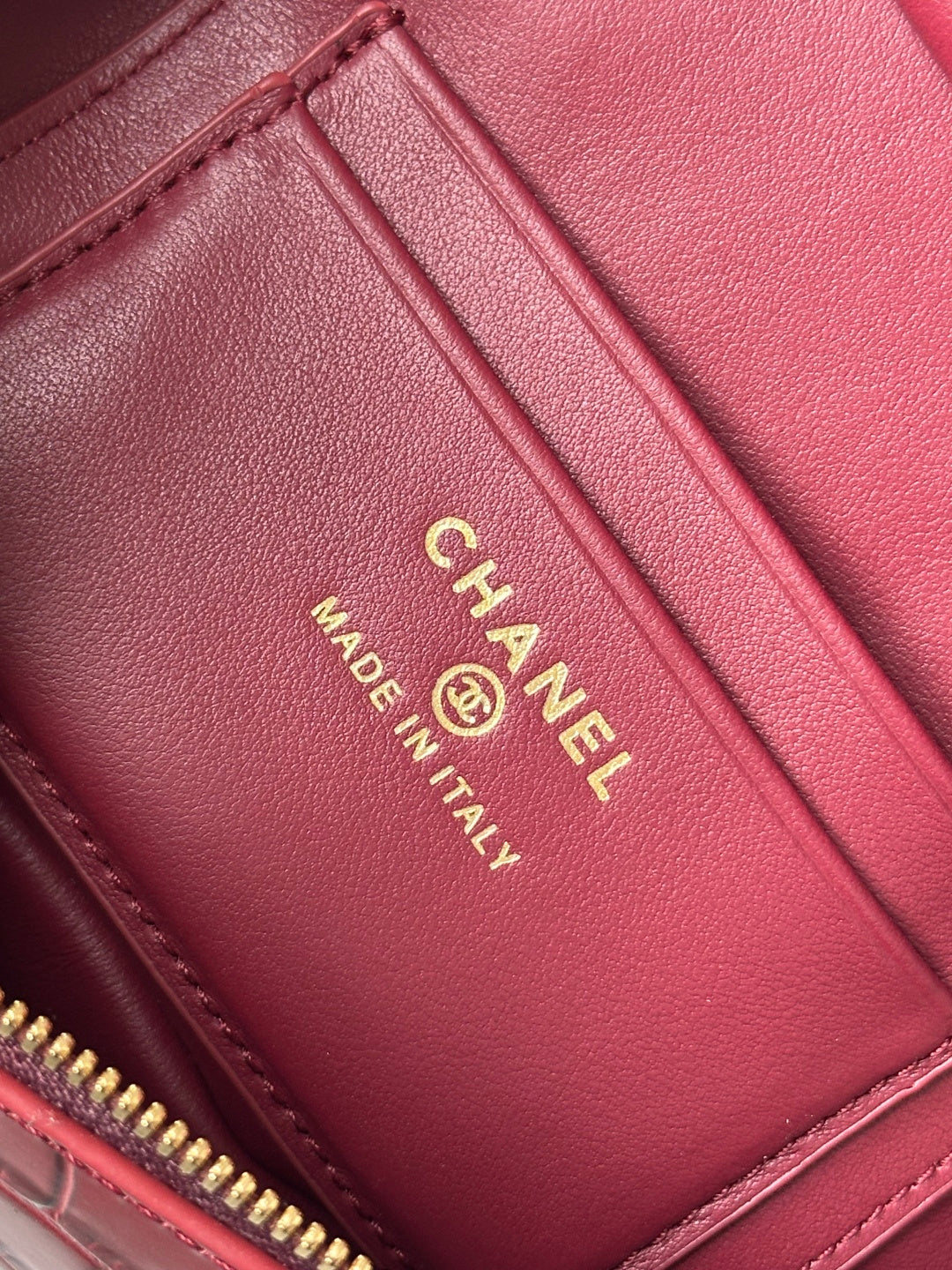 CC VANITY CHAIN EMBOSSED CROC