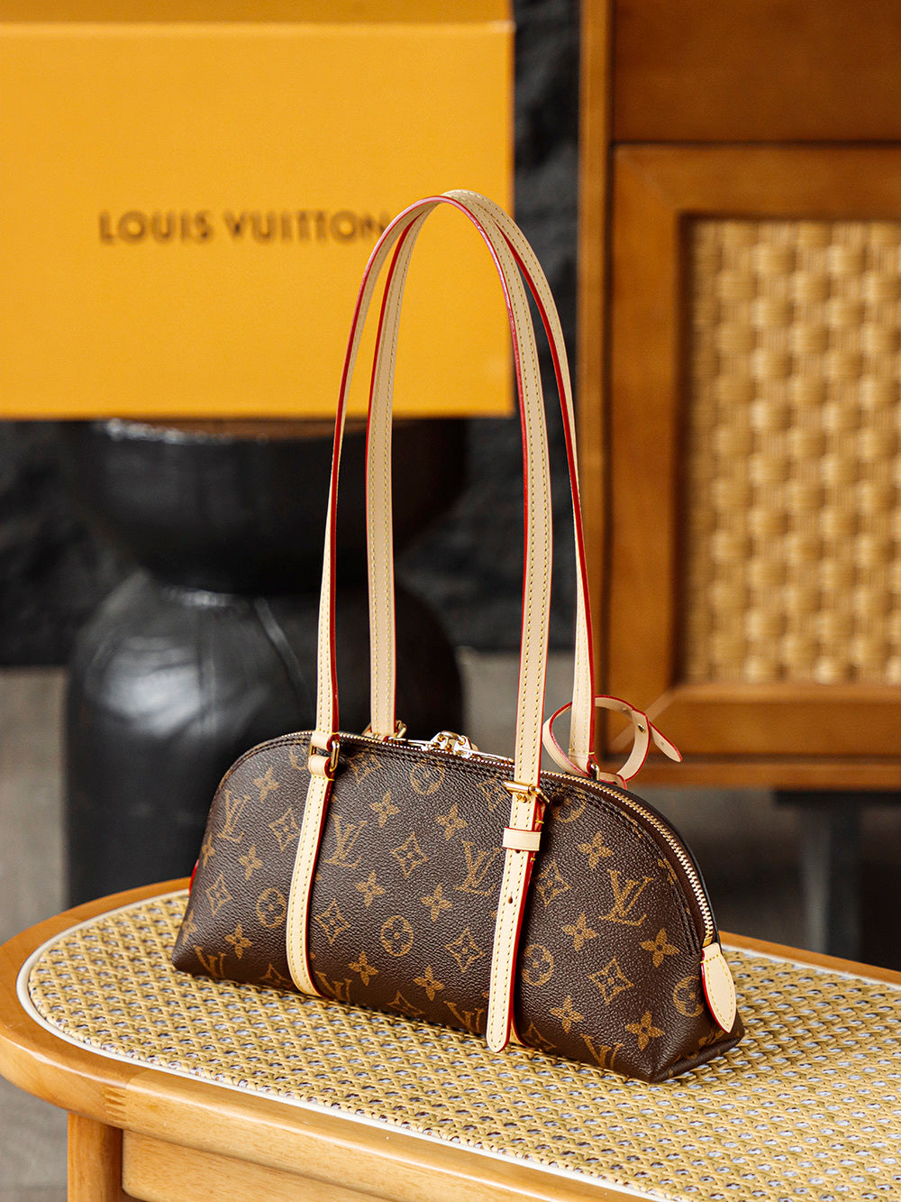 LV SQUIRE EAST WEST