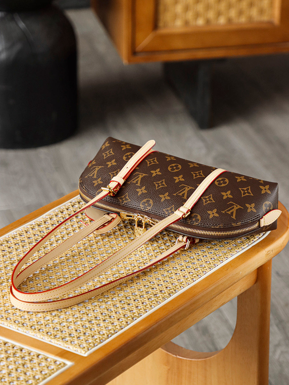 LV SQUIRE EAST WEST